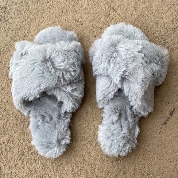 Fluffy Faux Fur Cross Band Slide Slippers NWT in GREY - Picture 5 of 10